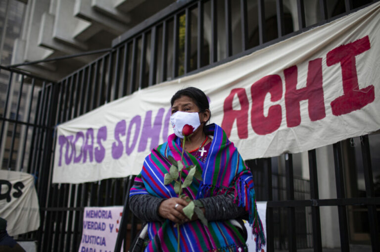 Mujeres achi frente al Tribunal de Mayor Riesgo A. La sentencia no se ha cumplido. Fotografía: Sandra