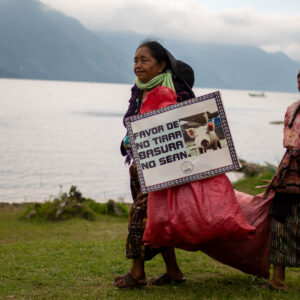 guardianas del lago Atitlán, contaminación, basura, agua contaminada