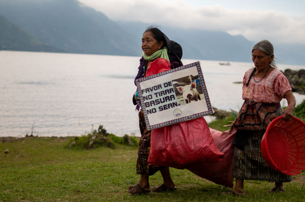 guardianas del lago Atitlán, contaminación, basura, agua contaminada