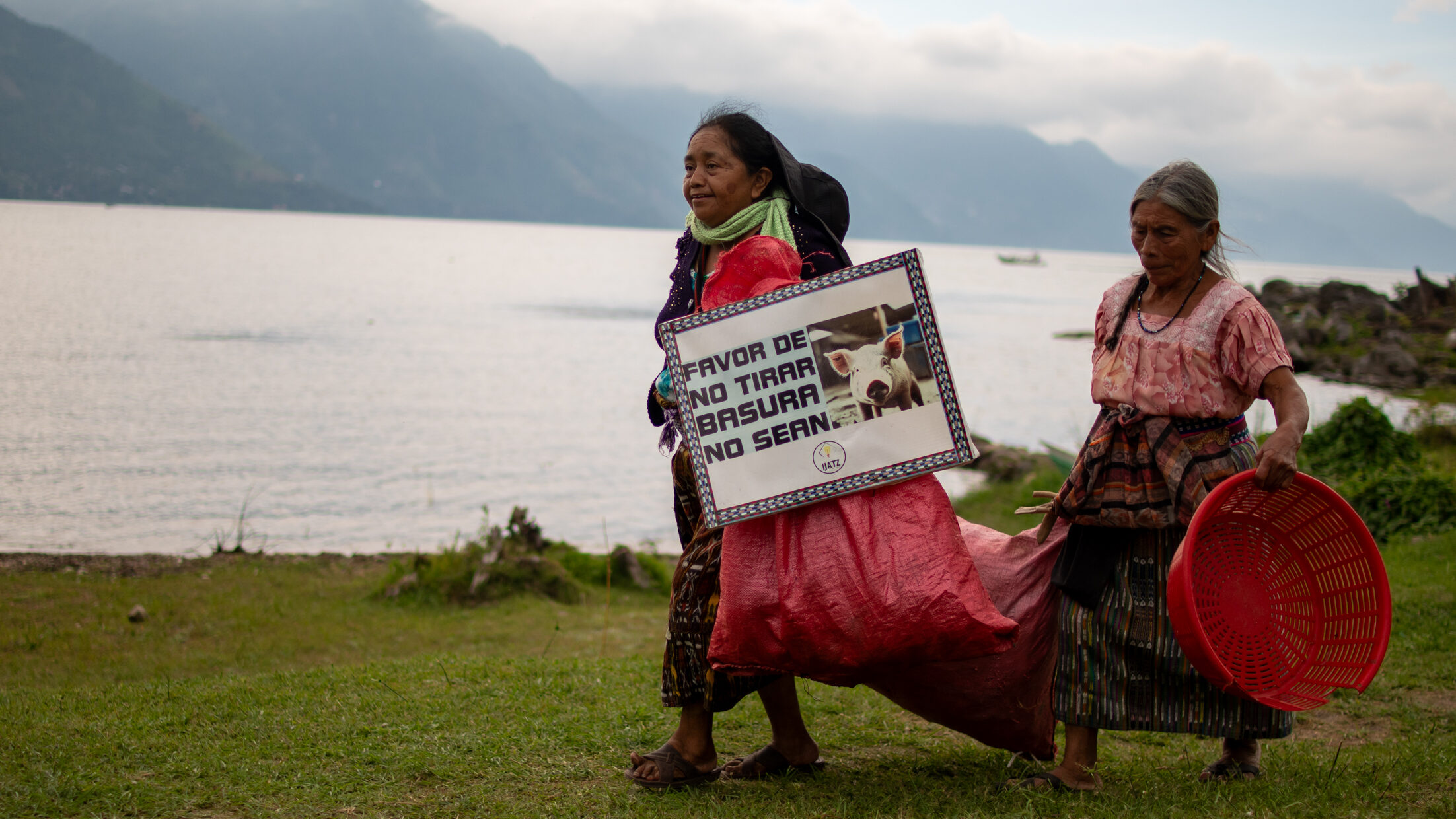 guardianas del lago Atitlán, contaminación, basura, agua contaminada
