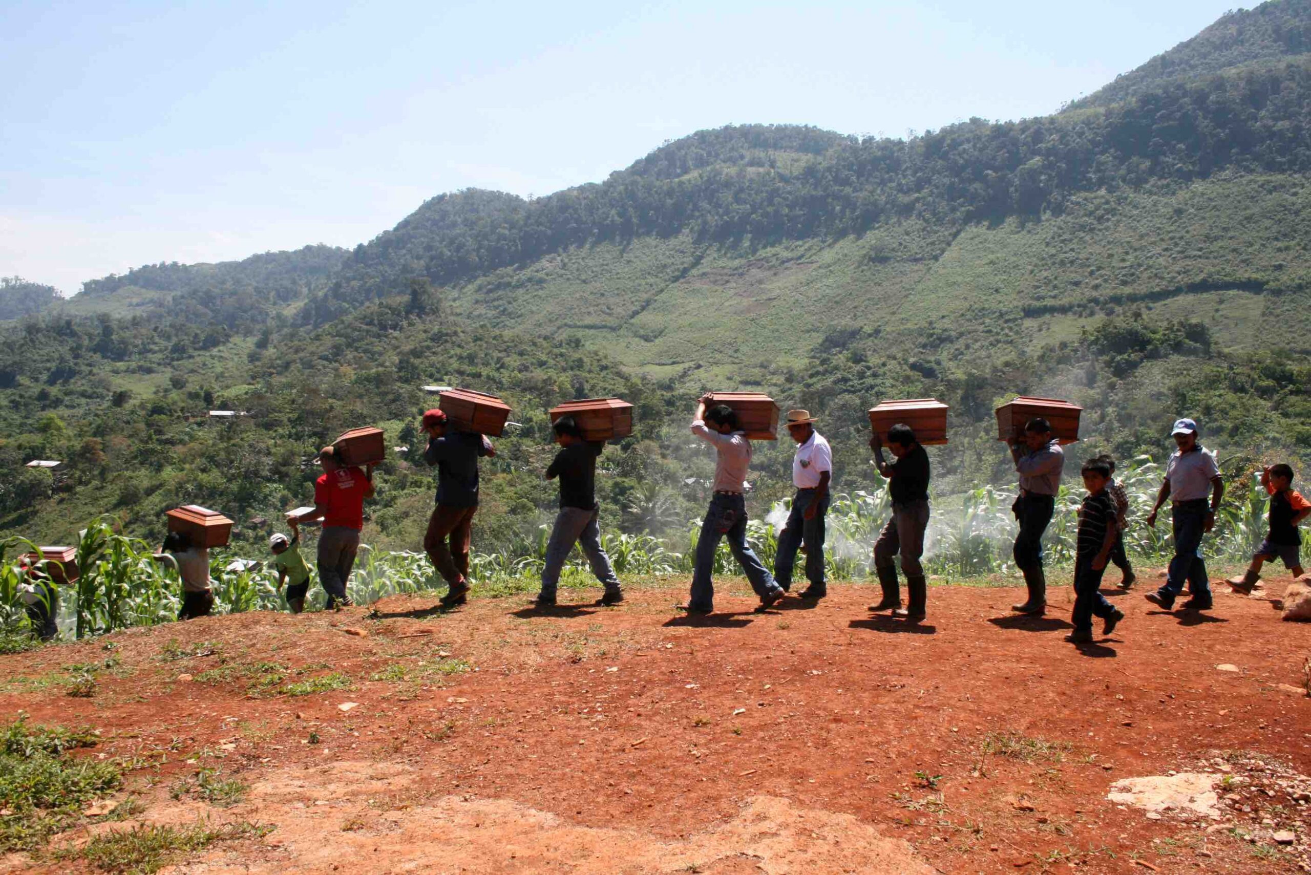 Pobladores llevan a sus familiares víctimas de una masacre en 2012, luego de que el Centro de Antropología Forense y Ciencias Aplicadas ayudara a su identificación. Foto: CAFCA.