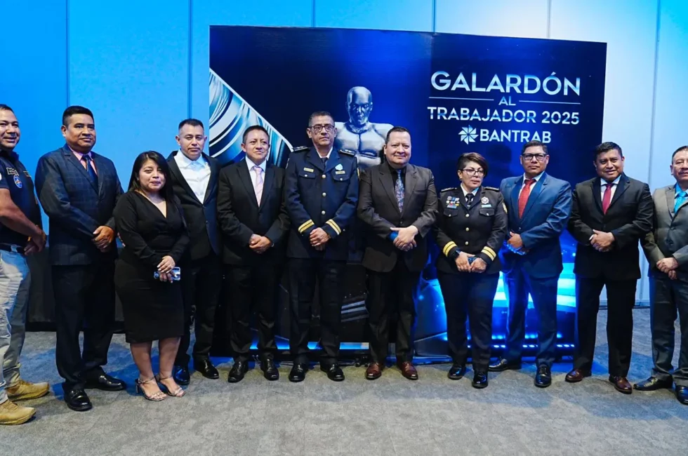 Comisarios y oficiales de la PNC galardonados este 2025, incluida la comisaria Diana Ramos. Foto: PNC