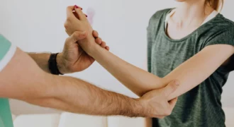 mujer es tratada de dolor en las articulaciones pexels