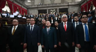Miembros de la Comisión de Postulación del TSE juramentada en el Congreso el 19 de enero de 2026