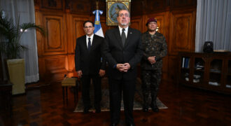 presidente bernardo arevalo junto con sus ministros de gobernacion y de defensa