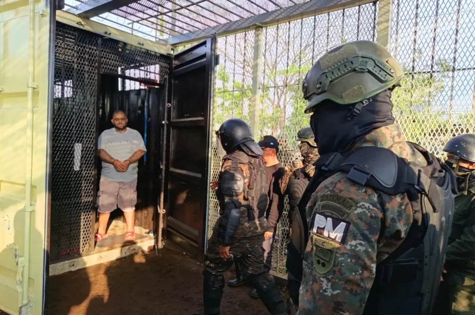 Aldo Dupié Ochoa el Lobo sale es sacado de la celda1