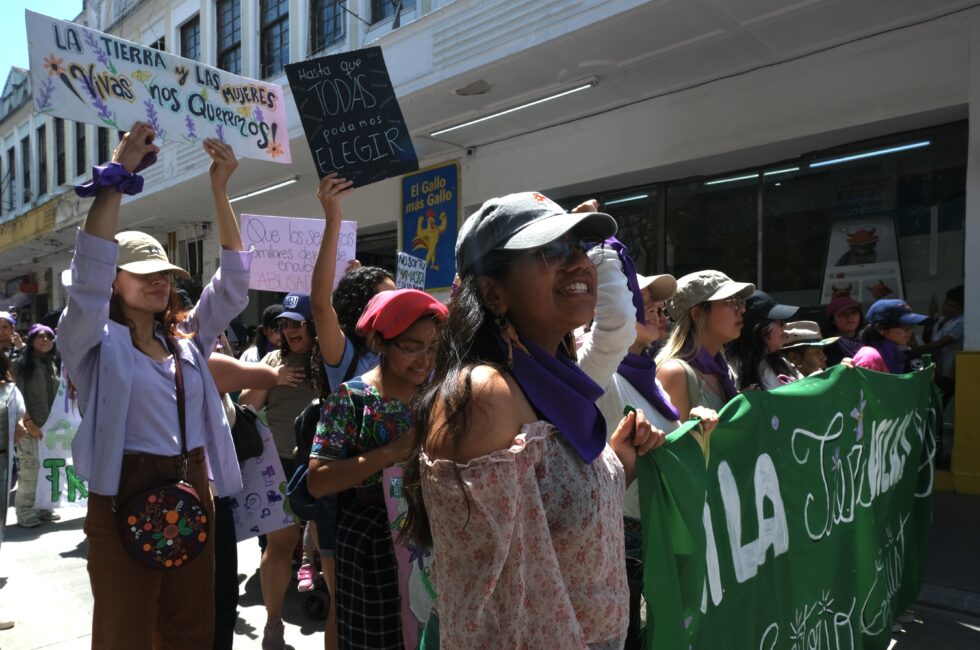 Las «guardianas ecofeministas» corean consignas que hacen referencia a la violencia contra las mujeres y el territorio. Foto: Kristhal Figueroa