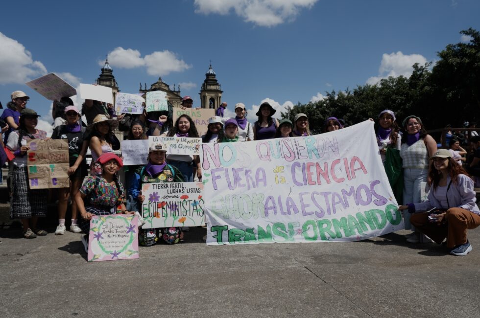 Algunas de las participantes del bloque ecofeminista se toman una fotografía al finaliza la marcha. Foto: Kristhal Figueroa