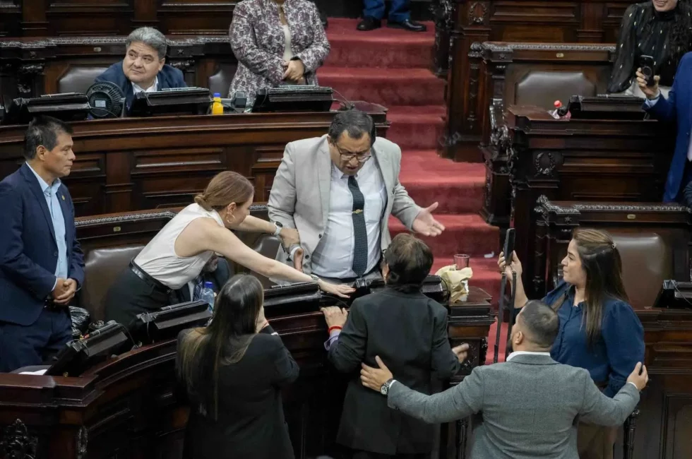 Discusiones entre diputados oficialistas y de oposición en el Congreso el día de la elección de magistrados para la CC