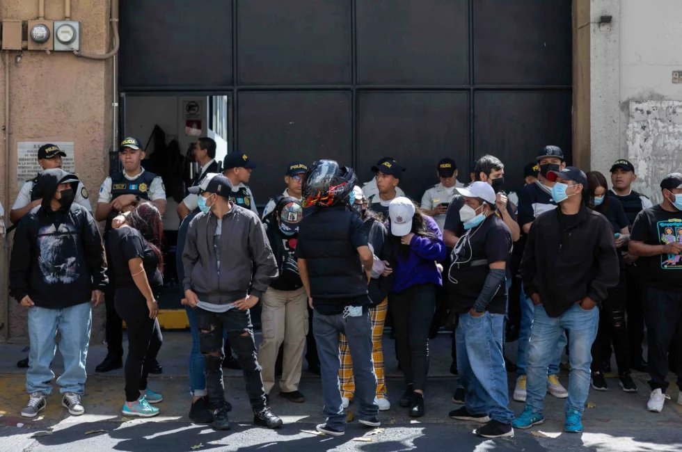 Manifestantes con los rostros tapados frente al Congreso el dia que eligen magistrados de la CC