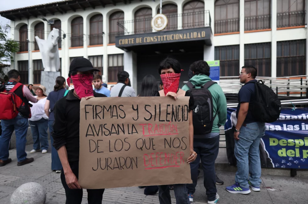 Estudiantes, docentes y profesionales han presentado recursos para frenar el fraude electoral en la Usac, pero ninguna instancia resuelve los casos.