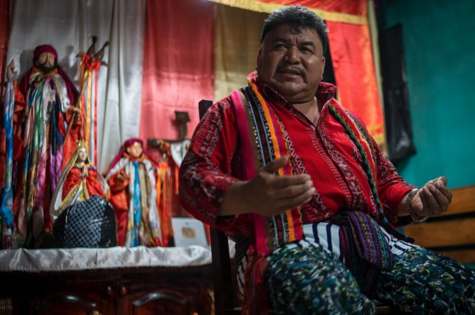 En la casa de la Cabecera en Santiago Atitlán, a Juan Mendoza Damián, principal autoridad ancestral del pueblo, lo amparan santos católicos. Pero la compleja espiritualidad tz’utujil incluye también la veneración al lago como una madre o a Rilaj Mam, al que los mestizos conocen como Maximón. Foto: Nathalie Quan.