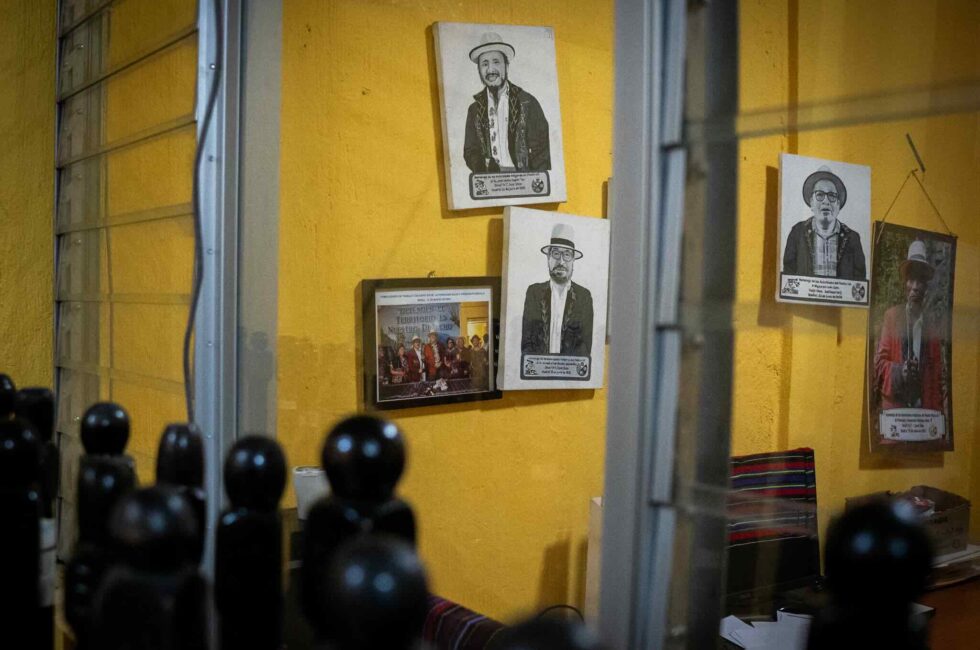 En los muros de la casa comunal donde sesionan las autoridades indígenas de Nebaj hay retratos de sus líderes pasados y presentes, algunos de ellos en el exilio. A su lado han colgado una fotografía de la firma de la agenda de trabajo conjunto entre las autoridades ixiles y el presidente Bernardo Arévalo, el 13 de marzo de 2024. Foto: Nathalie Quan.