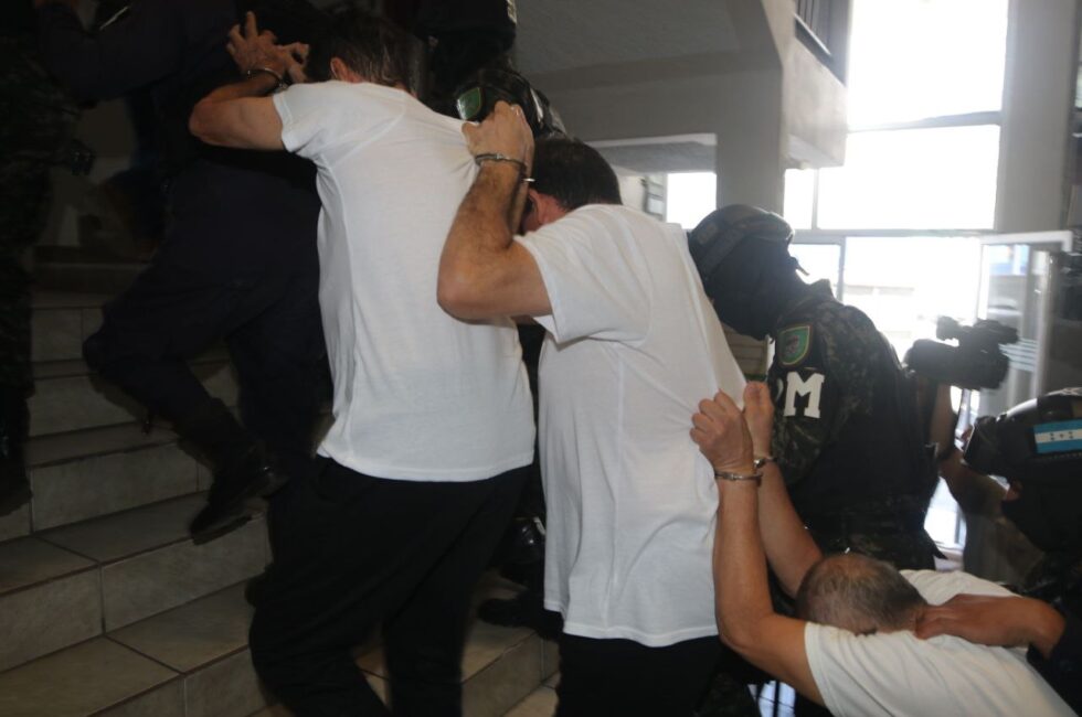Los tres acusados, detenidos el 14 de agosto de 2025, suben las escaleras de los juzgados para la audiencia inicial de su proceso. Foto: David Romero, El Heraldo