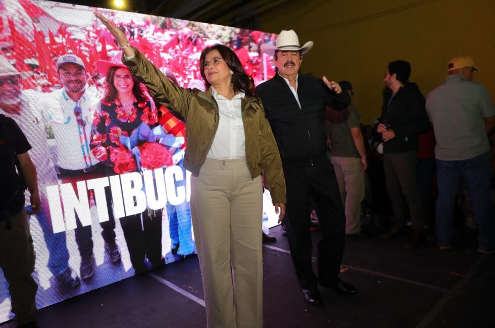 La candidata de LIBRE, Rixi Moncada, acompañada del expresidente Mel Zelaya durante la campaña presidencial que terminó con su derrota en las urnas el 30 de noviembre de 2025. Foto: Gustavo Amador