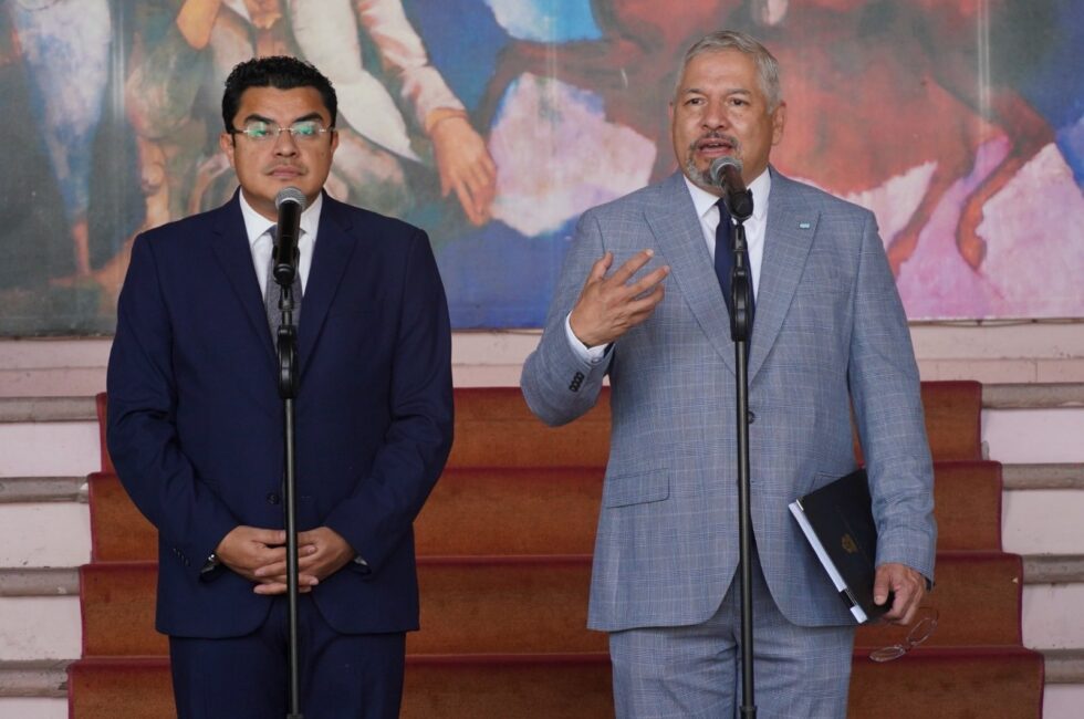 El vicecanciller Gerardo Torres (izquierda), junto con el canciller Enrique Reina, durante un acto en Casa de Gobierno. Foto: Gustavo Amador