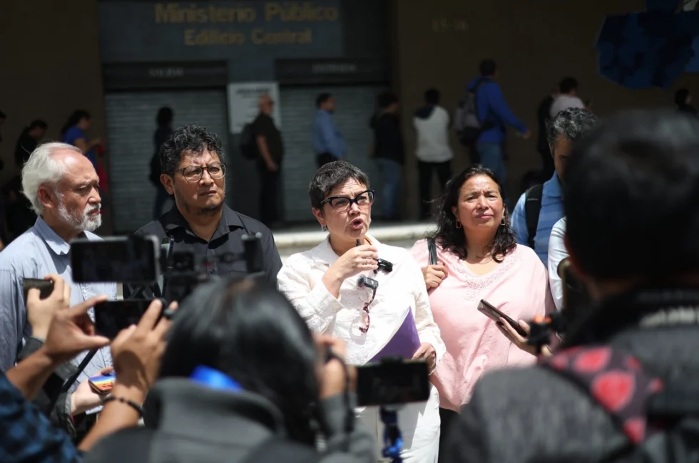 Nadyezhda Van Tuylen junto con otros docentes y abogados presentaron una denuncia penal por violencia en contra de Walter Mazariegos. Foto: Christian Gutiérrez