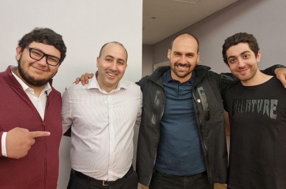 Fernando Cerimedo junto con Eduardo Bolsonaro (ambos al centro) forman parte de la campaña digital de la familia Bolsonaro en Brasil. Foto: @FerCerimedo_ok