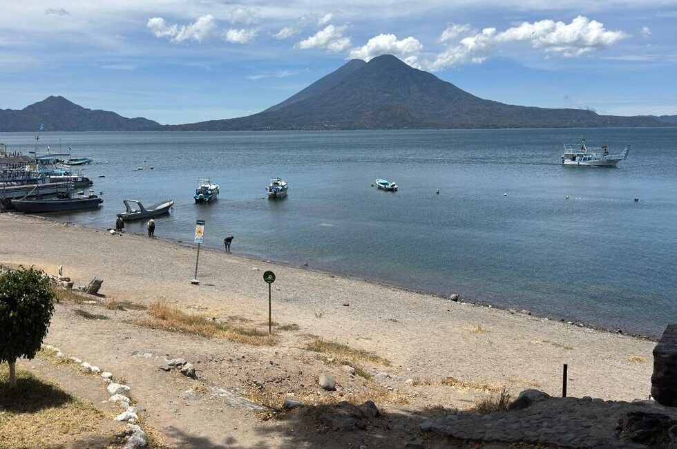 Playa del lago Atitlán desde el municipio de San Lucas Tolimán, agosto de 2026 FOTO AMSCLAE