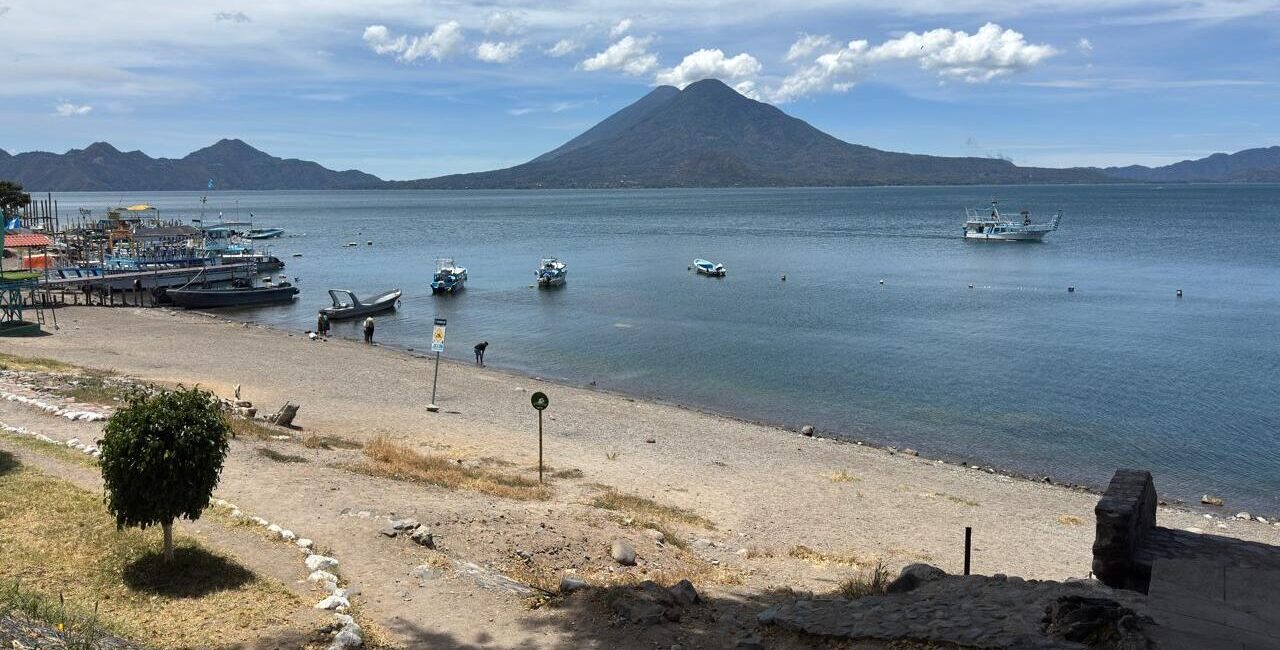 Playa del lago Atitlán desde el municipio de San Lucas Tolimán, agosto de 2026 FOTO AMSCLAE