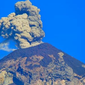 Volcan de Fuego tras 50 horas de erupciones a inicios de agosto de 2026 camara fija INSIVUMEH 04