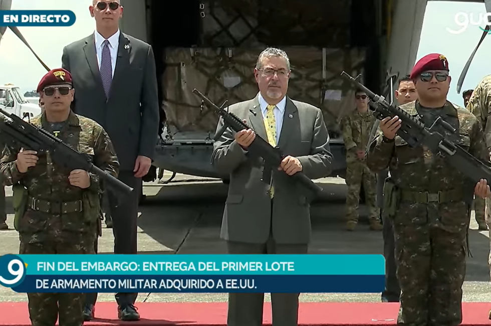 Durante el evento de la recepción de armas, el presidente Bernardo Arévalo sostuvo uno de los fusiles.