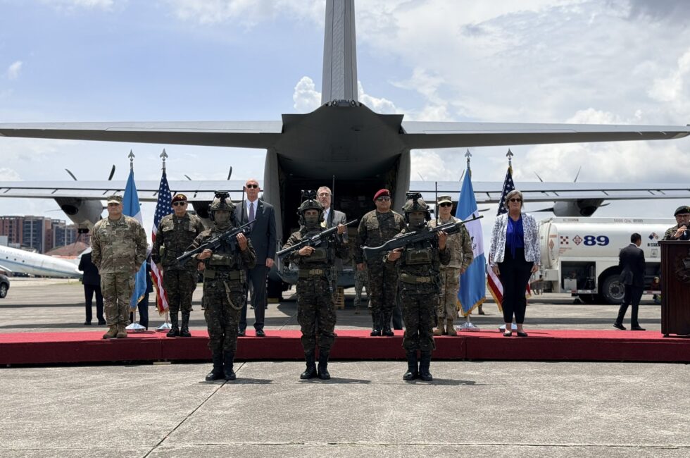 El armamento llega a la Fuerza Aérea Guatemalteca. Foto: Ejército de Guatemala.