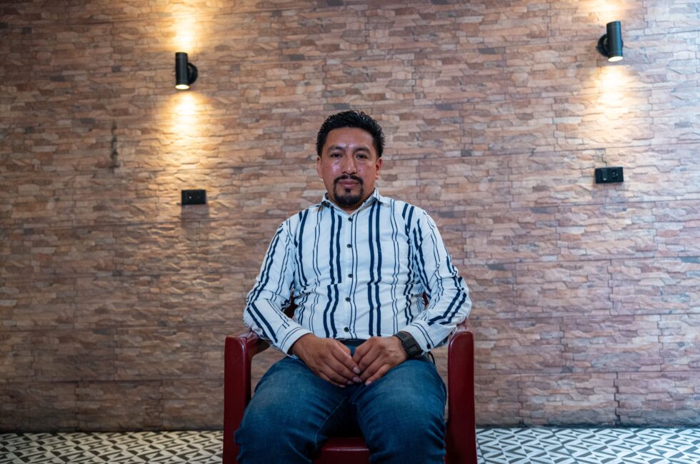 Héctor Chaclán en su casa. Foto Luis González 