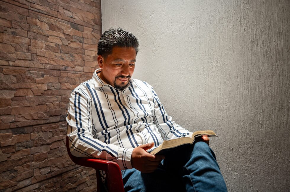 Héctor Chaclán lee la Biblia que lo acompañó en prisión. Foto: Luis González. 