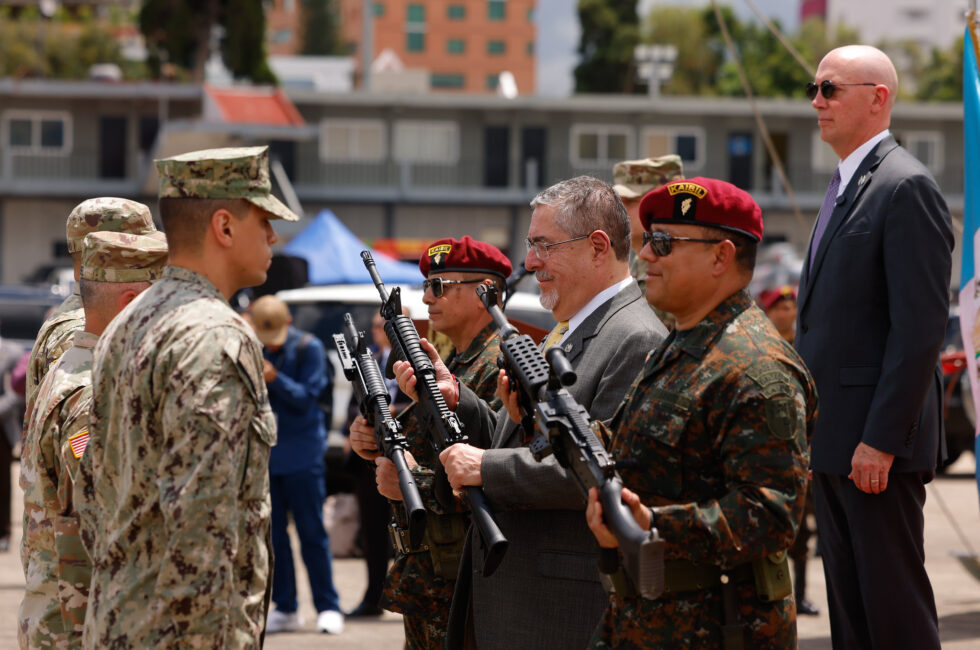 El presidente Bernardo Arévalo entregó las nuevas armas al Ejército de Guatemala. Foto: TGW