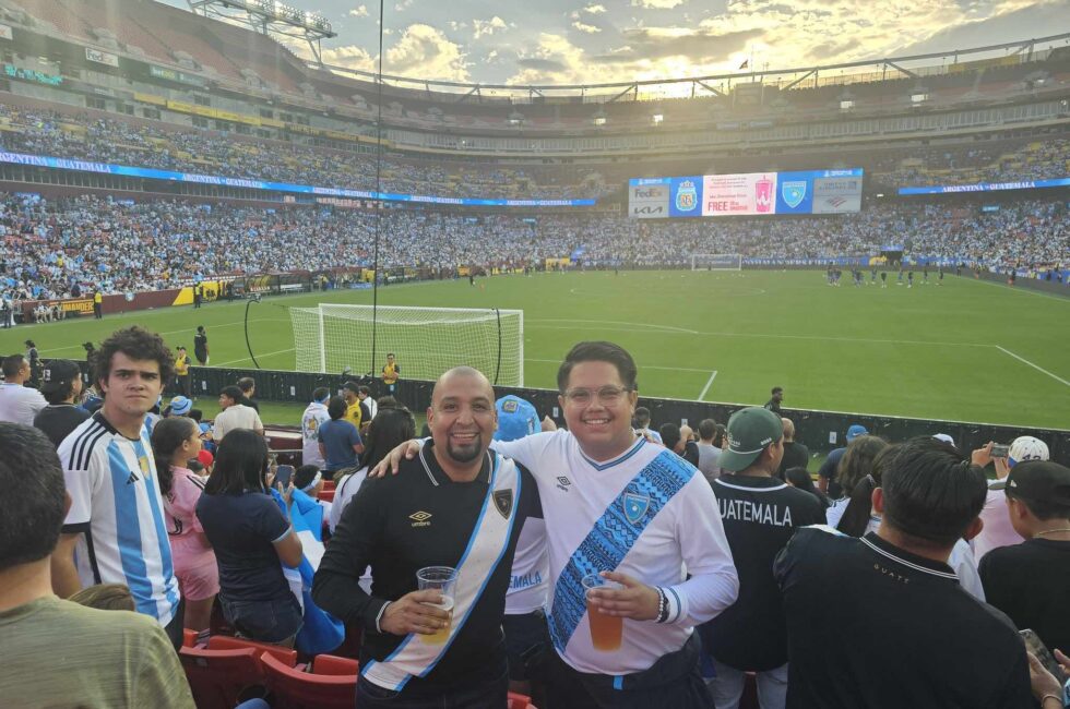 Solorzano Foppa con David Illescas julio 2024 estadio futbol EEUU